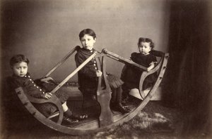 ロッキングシーソーで遊ぶ3人の兄弟、1880年代（アルブメンプリント） 作： J. S. Brown